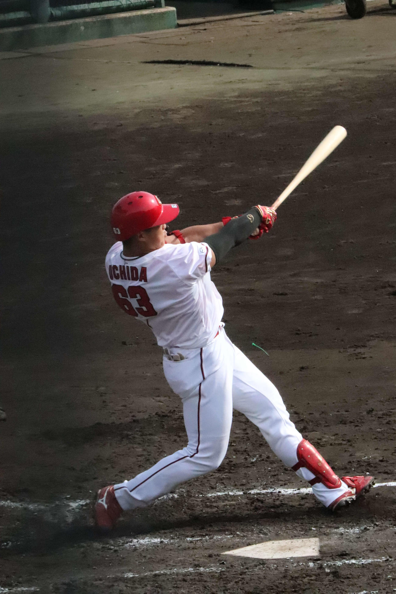 秋季キャンプの紅白戦でフルスイングする広島内田湘大内野手（撮影・前原淳）
