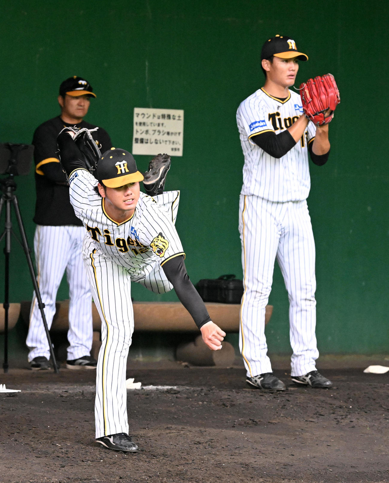 ブルペンで投球練習を行う川原（左）と西純（撮影・前岡正明）