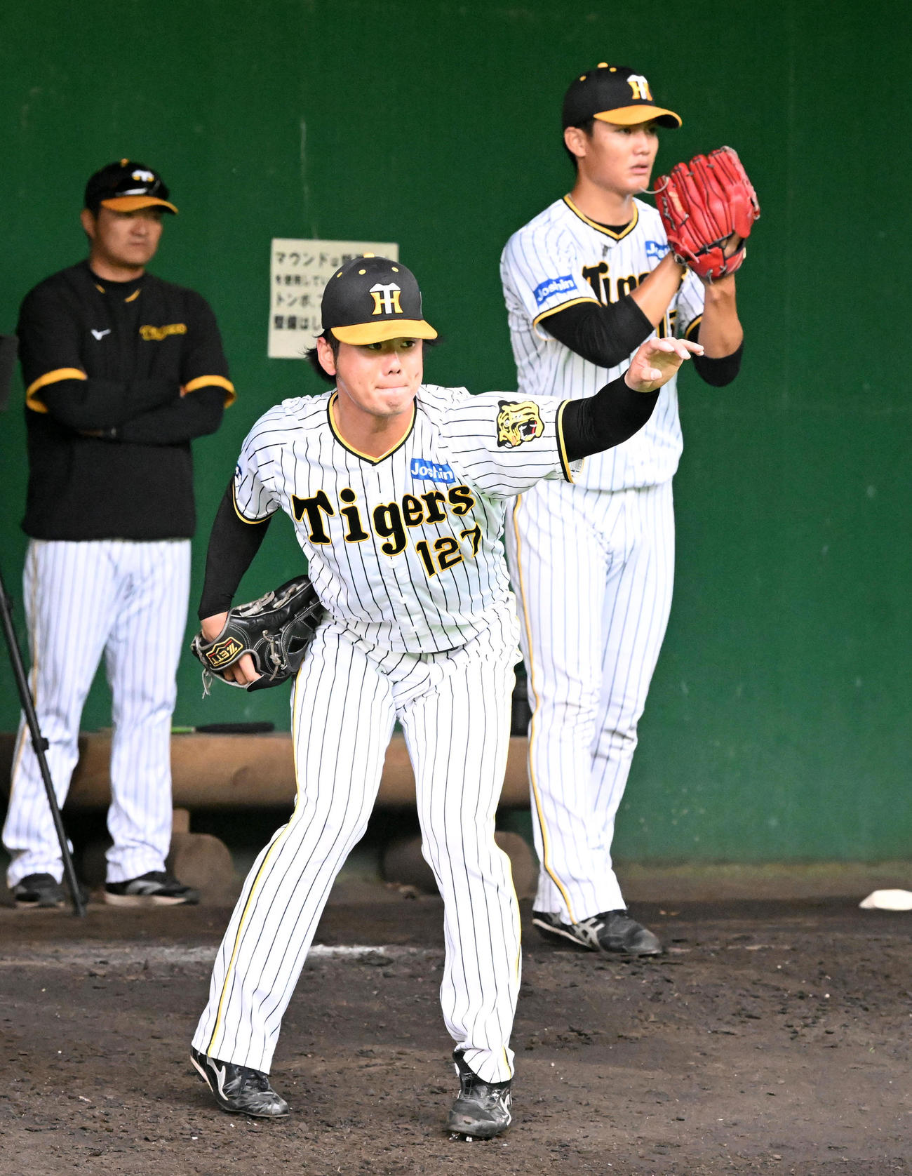 ブルペンで投球練習を行う川原（左）と西純（撮影・前岡正明）