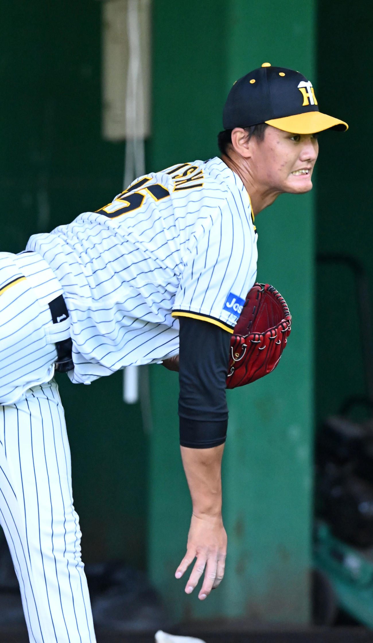 ブルペンで投球練習を行う西純（撮影・前岡正明）
