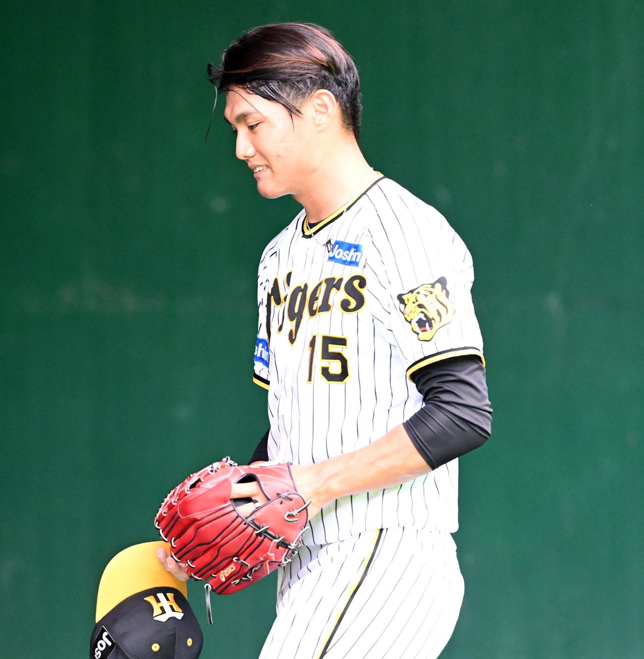 ブルペンでの投球練習を終えた西純（撮影・前岡正明）