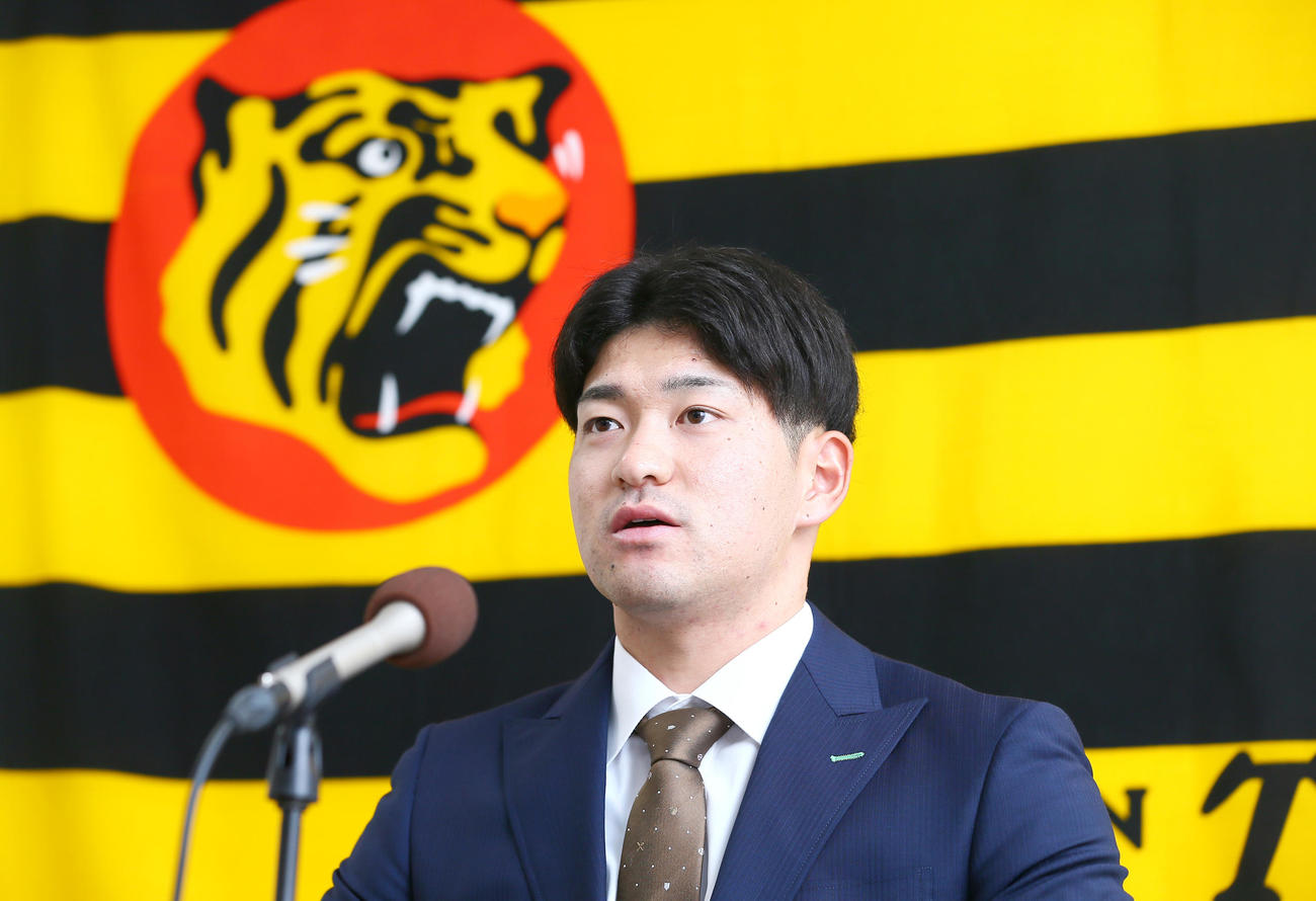 現状維持で契約更改し、会見する阪神伊藤稜（撮影・上山淳一）
