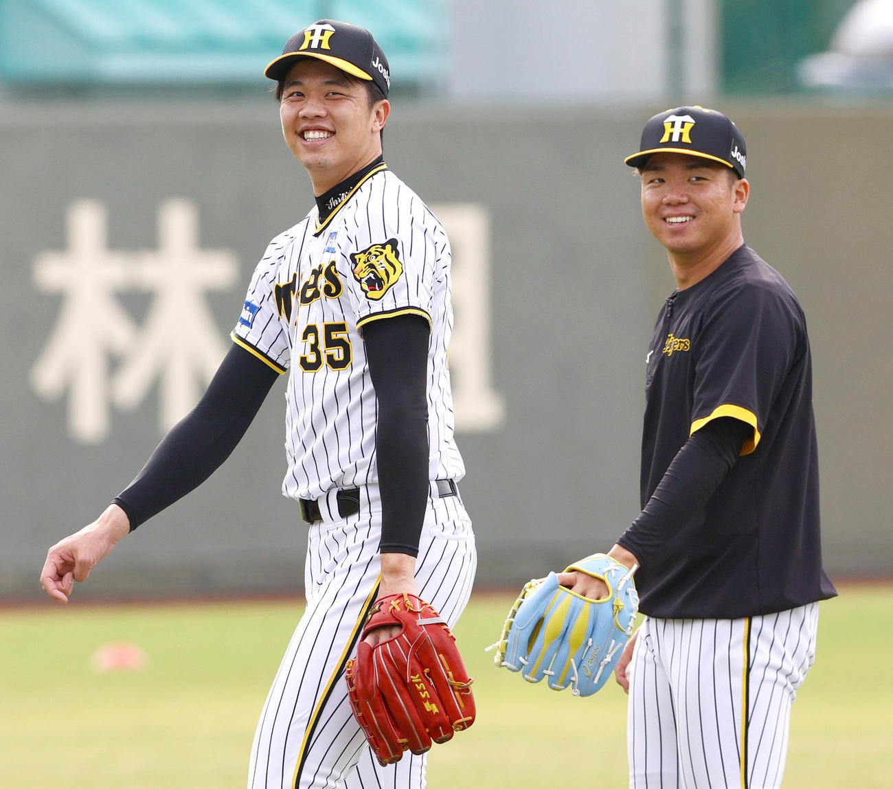 鳴尾浜でリラックスした表情を見せる才木（左）と村上（撮影・上山淳一）