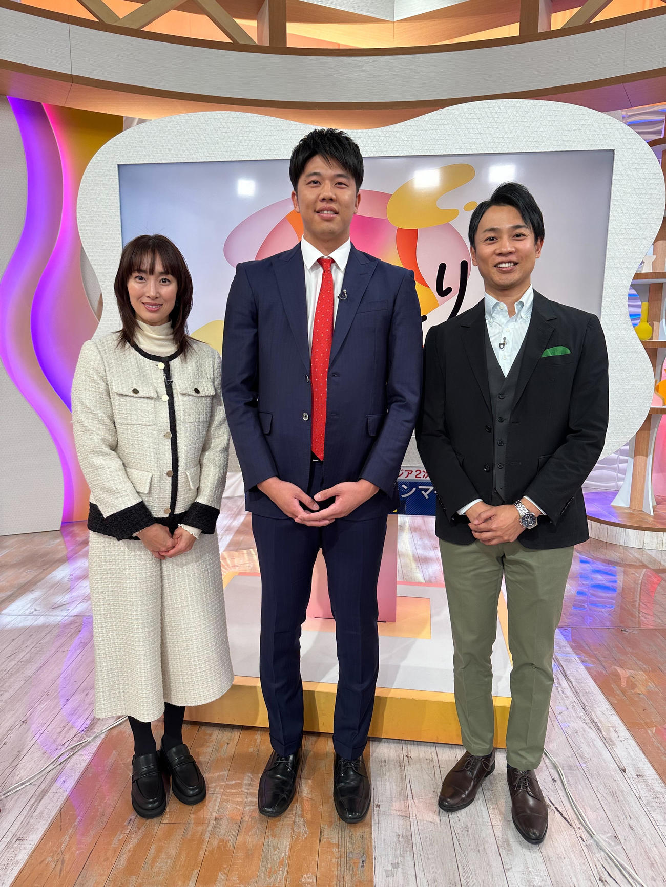 ABCテレビ「newsおかえり」に生出演した阪神才木（中央）（球団提供）