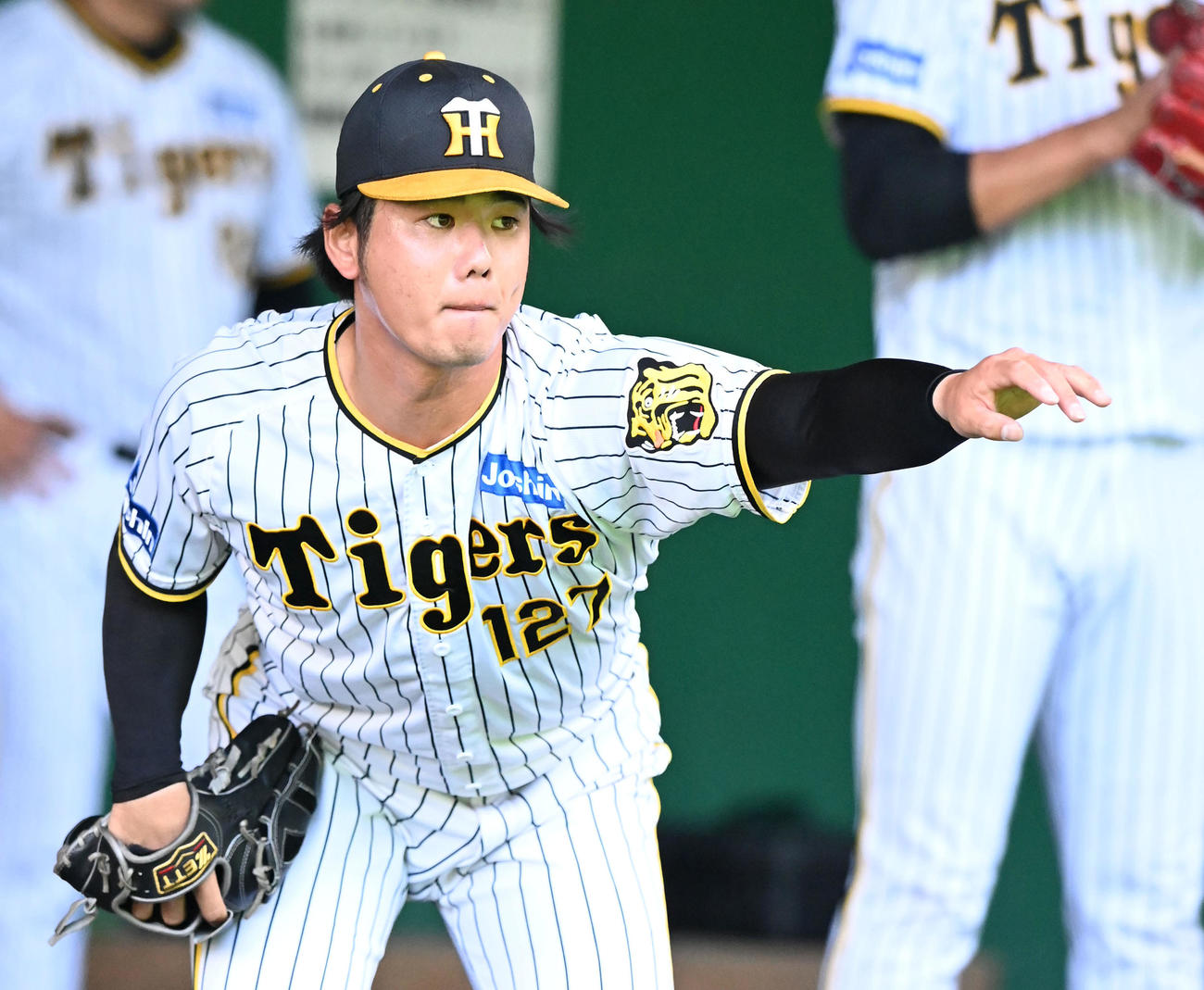 ブルペンで投球練習を行う川原（撮影・前岡正明）