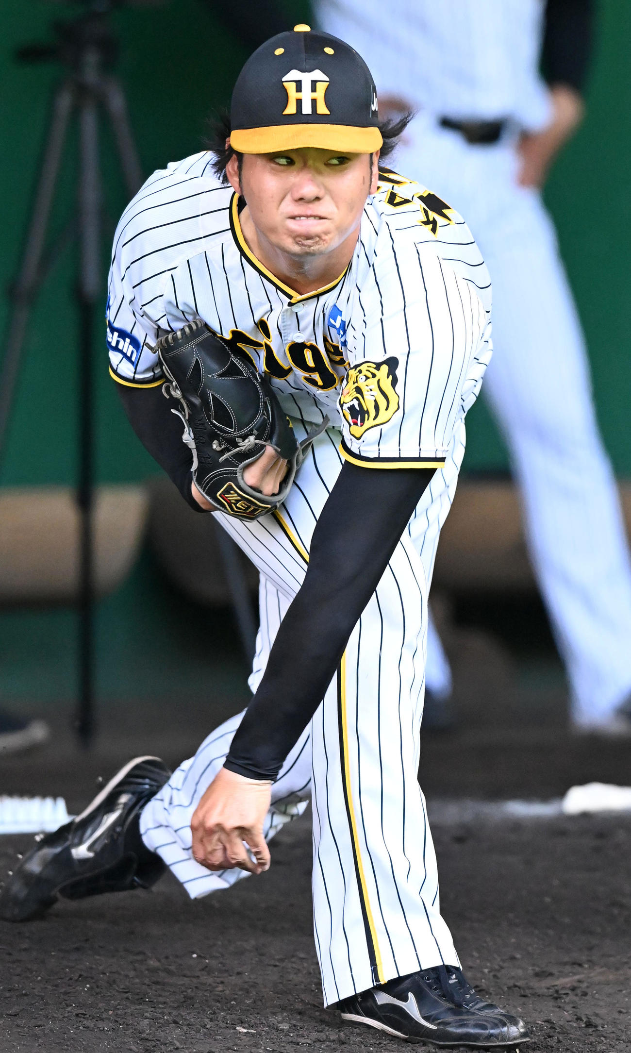 ブルペンで投球練習を行う川原（撮影・前岡正明）
