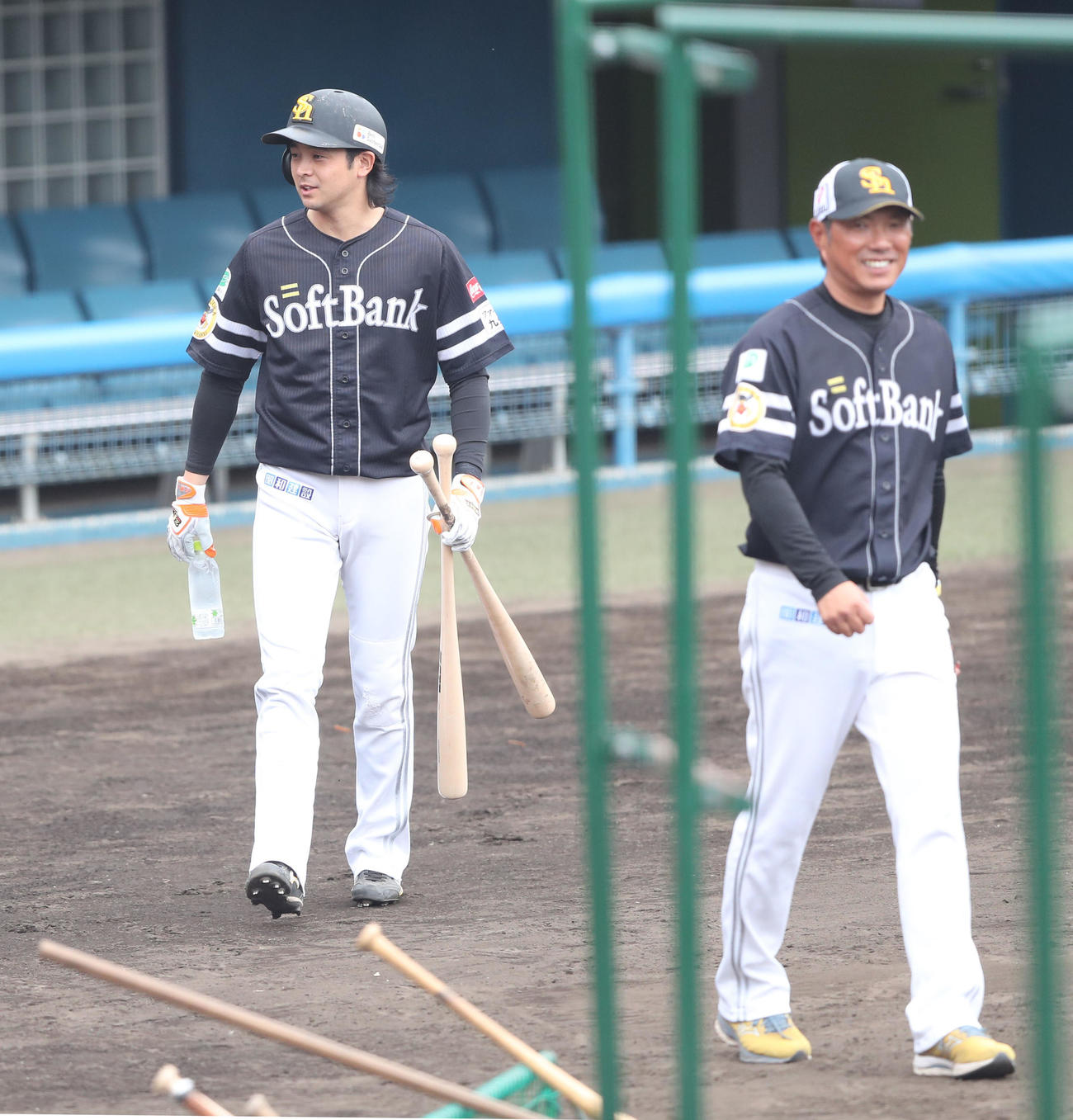 川瀬（左）は自ら小久保監督に打撃投手を依頼する（撮影・梅根麻紀）