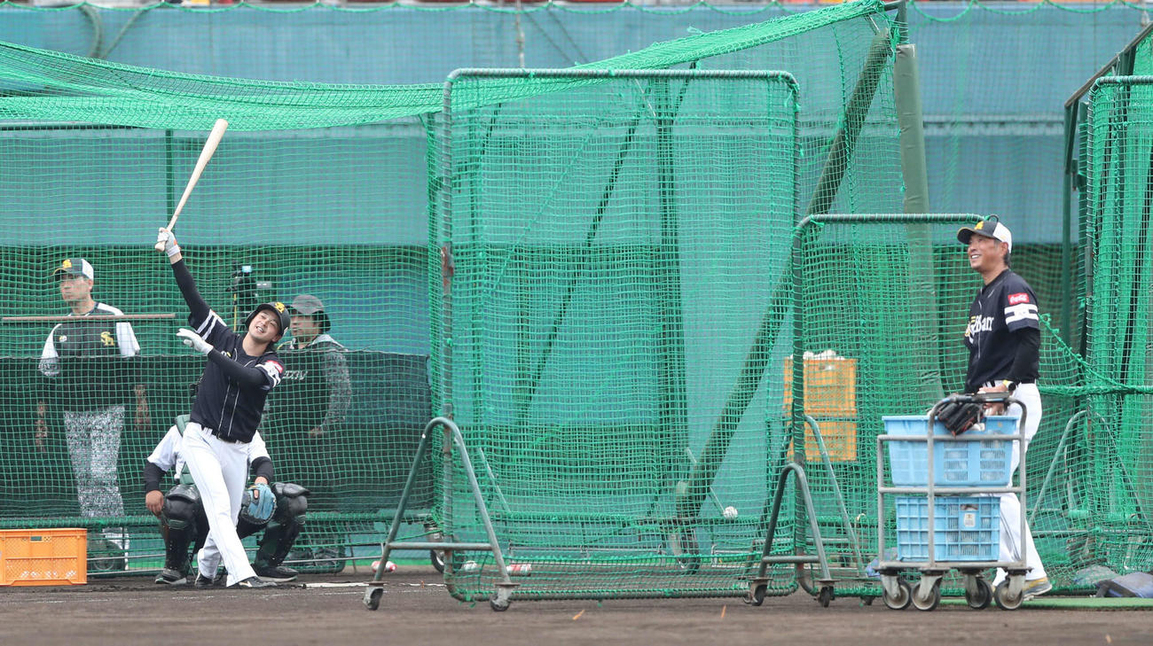 打撃投手を務めた小久保監督（右）の球を打つ川瀬（撮影・梅根麻紀）