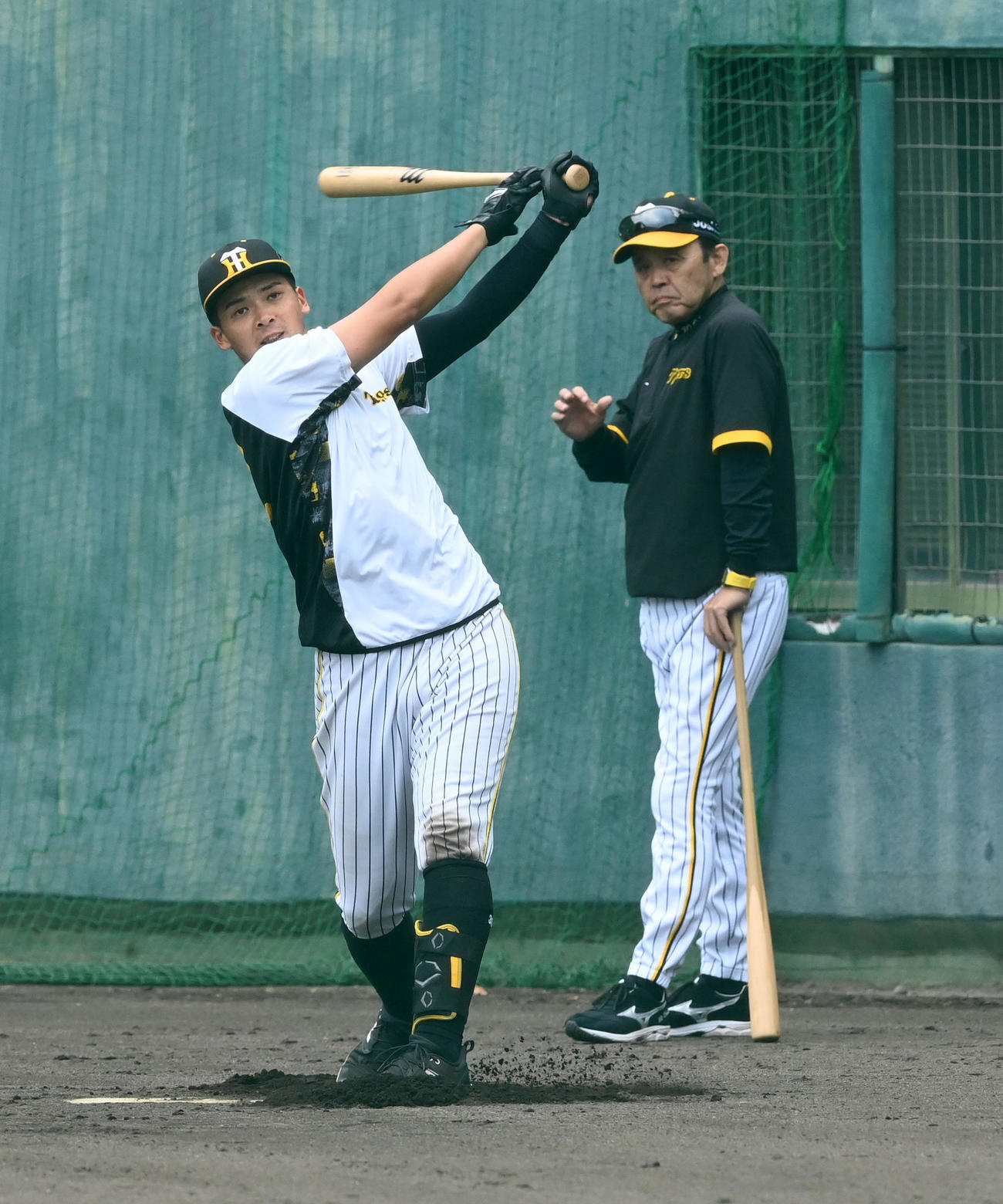 岡田監督（右）が見るなか、ロングティーを行う井上（撮影・前岡正明）