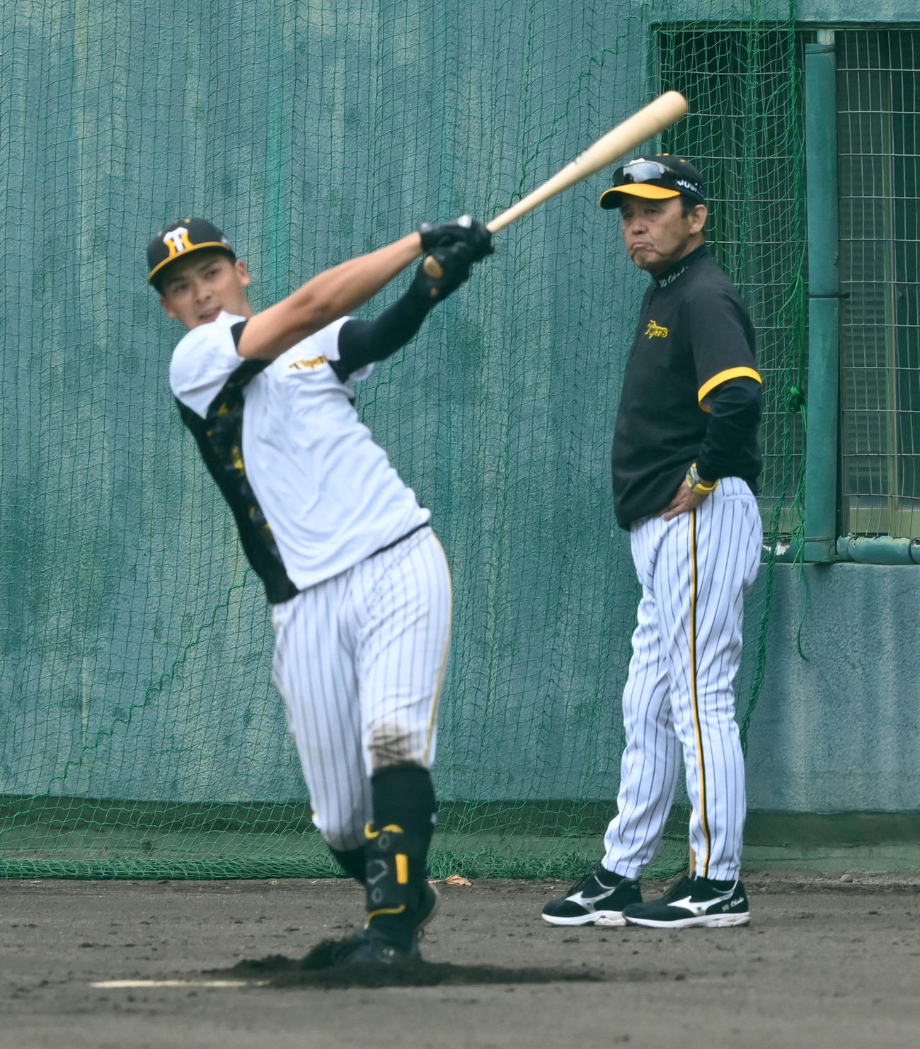 井上のロングティーを見る岡田監督（撮影・前岡正明）