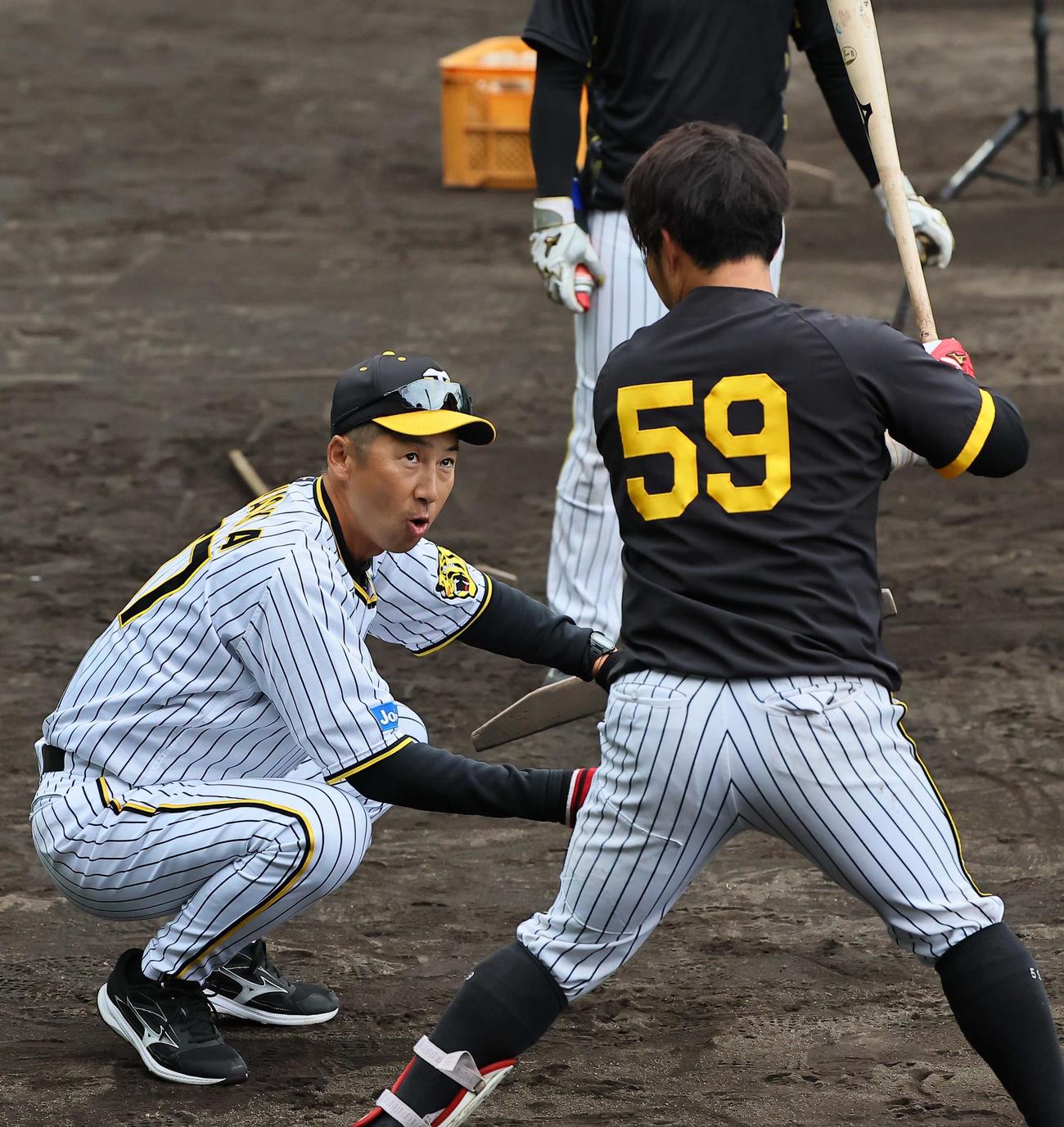 藤田（右）に打撃指導をする今岡コーチ（撮影・上田博志）