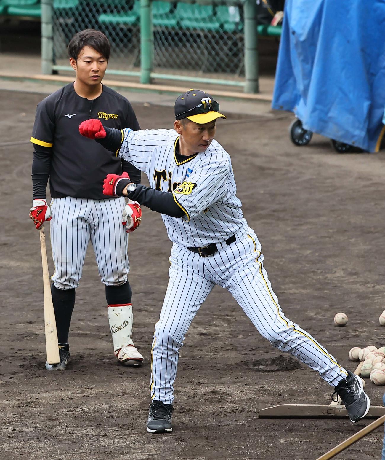 藤田（左）に打撃指導をする今岡コーチ（撮影・上田博志）
