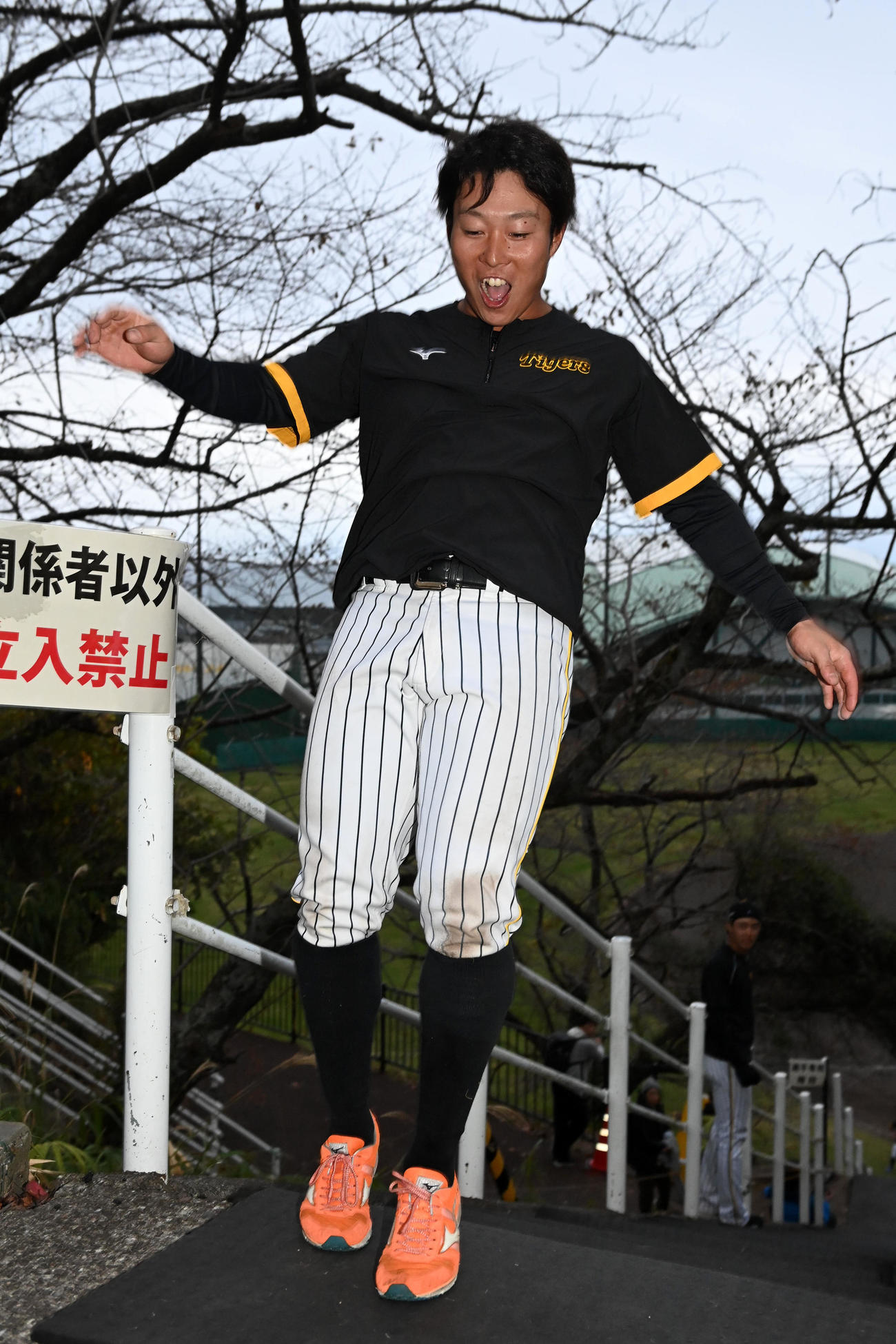 階段を駆け上がる藤田（撮影・前岡正明）