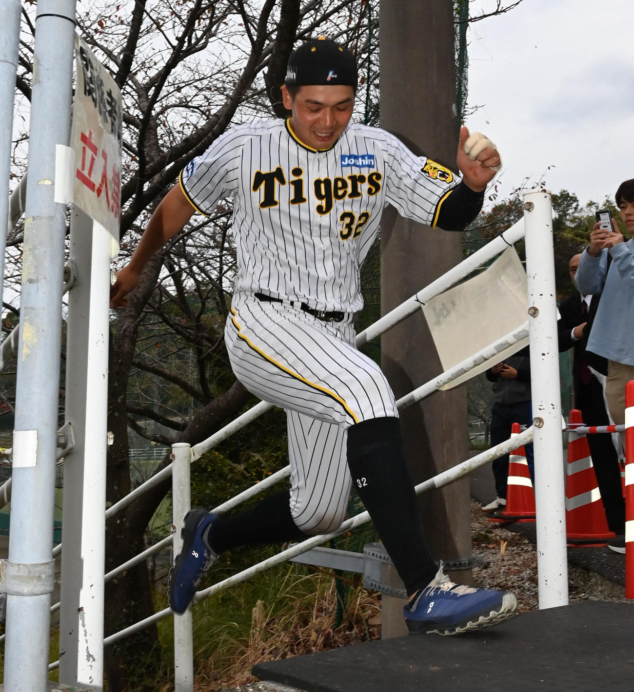 階段を駆け上がる井上（撮影・前岡正明）