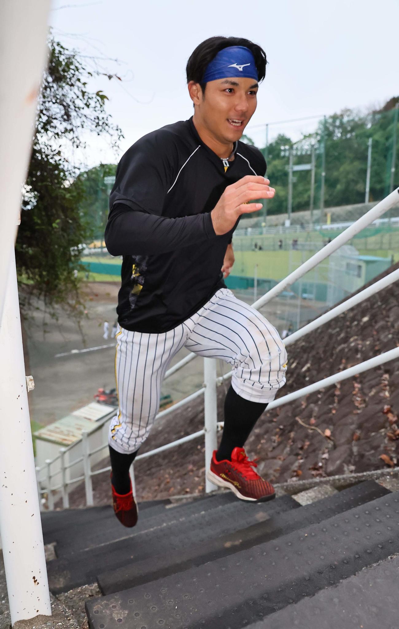 階段をダッシュで駆け上がる栄枝（撮影・上田博志）