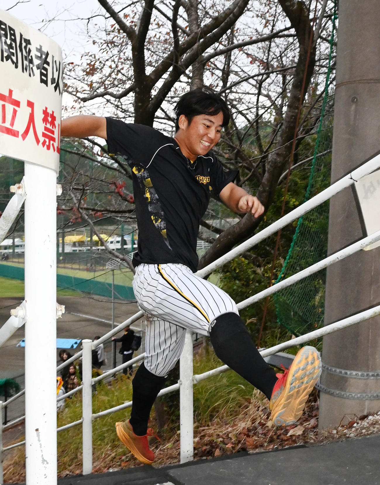 階段を駆け上がる井坪（撮影・前岡正明）