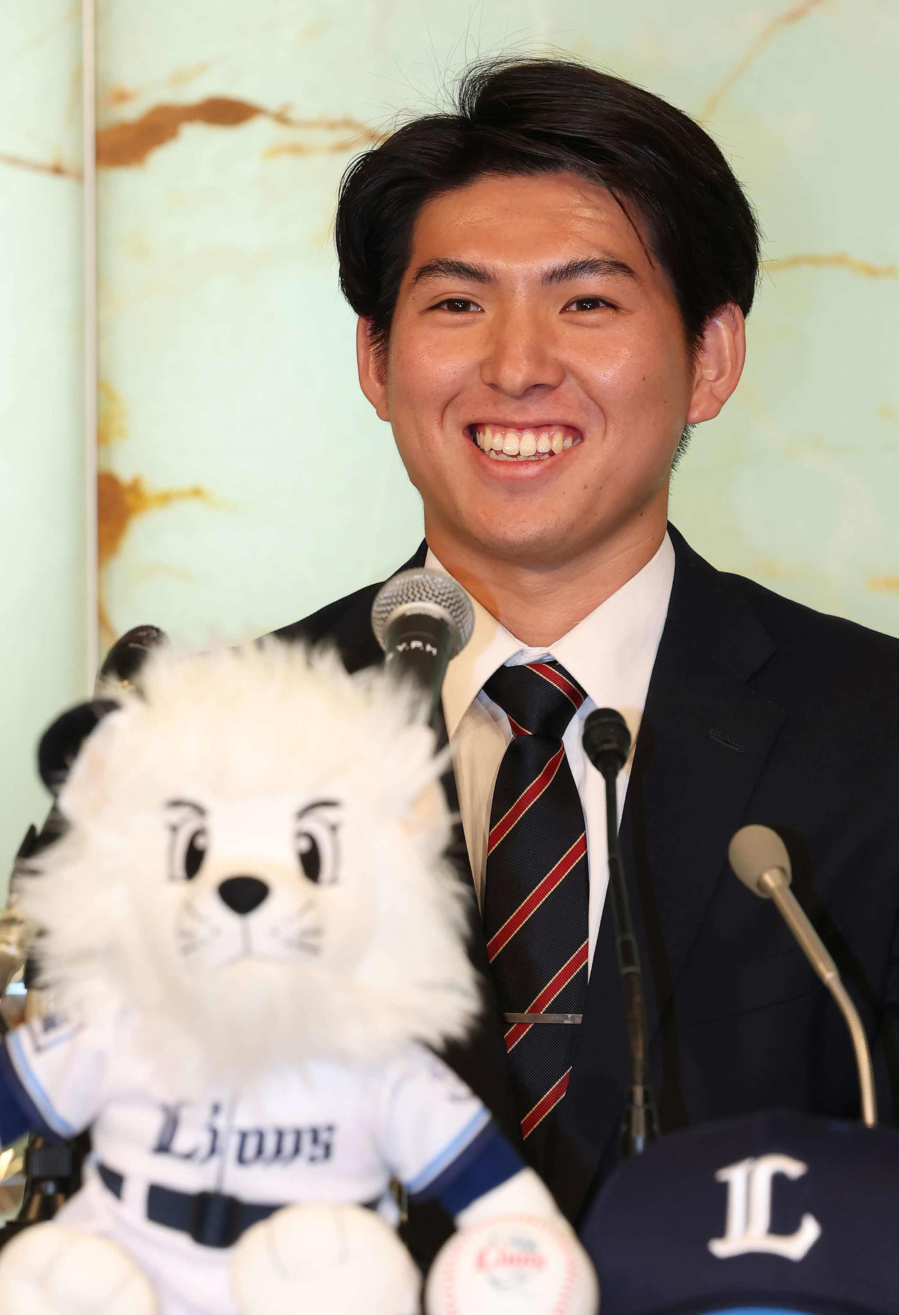 西武と仮契約し笑顔で記者会見するドラフト1位の国学院大・武内（撮影・丹羽敏通）