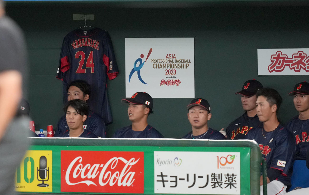 日本対台湾　負傷で出場を辞退したオリックス紅林弘太郎のユニホームが飾られたベンチ（撮影・たえ見朱実）