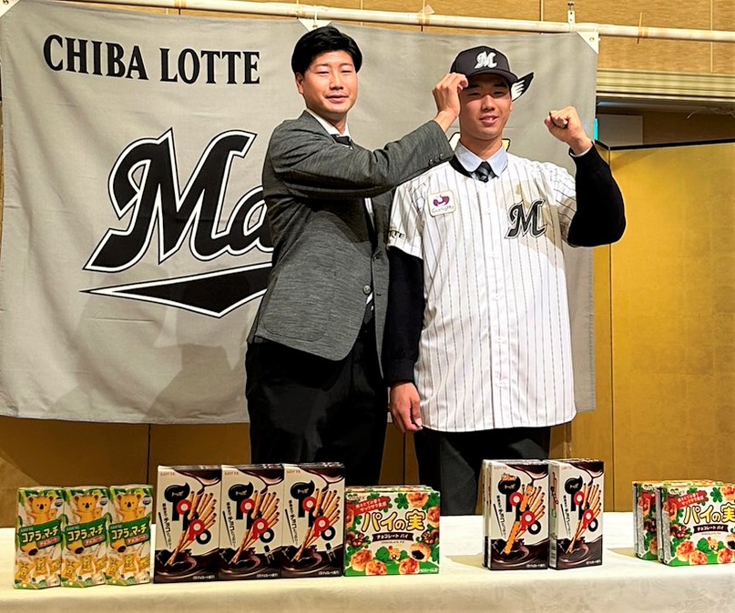 仮契約を終え記念撮影をする霞ケ浦・木村（右）と松田担当スカウト（撮影・星夏穂）