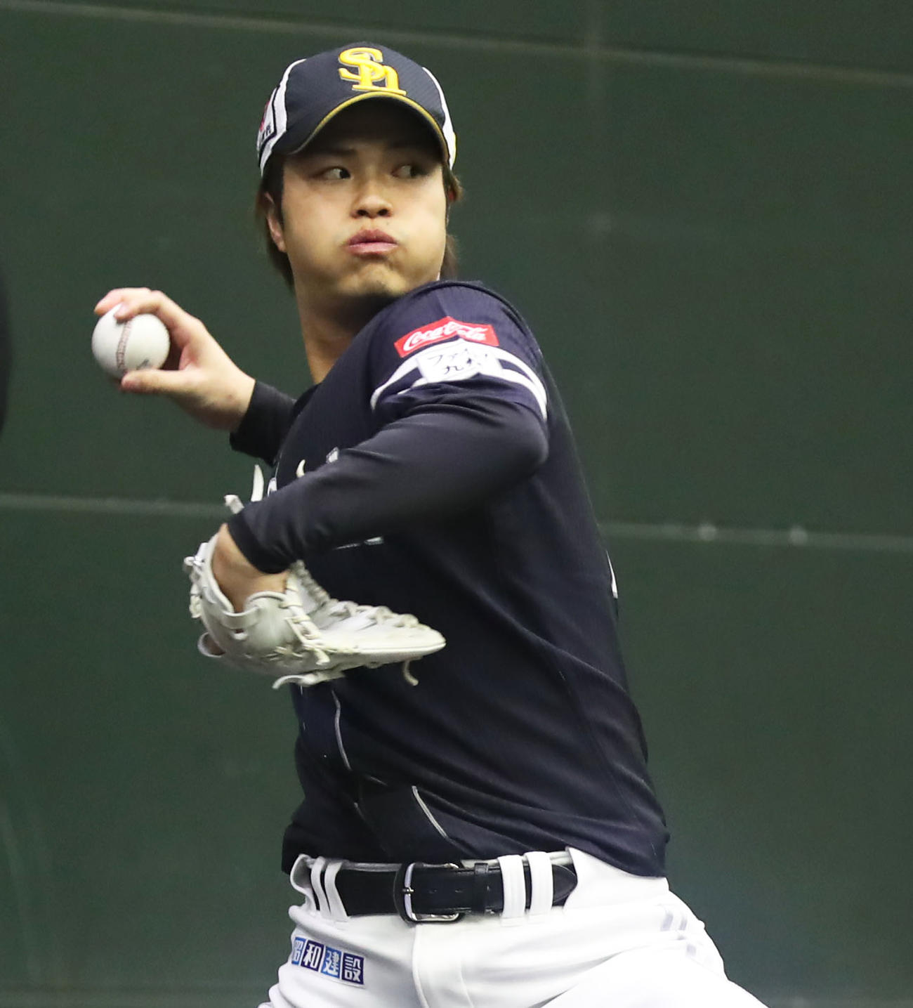 ブルペンで調整する甲斐野（撮影・冨田成美）