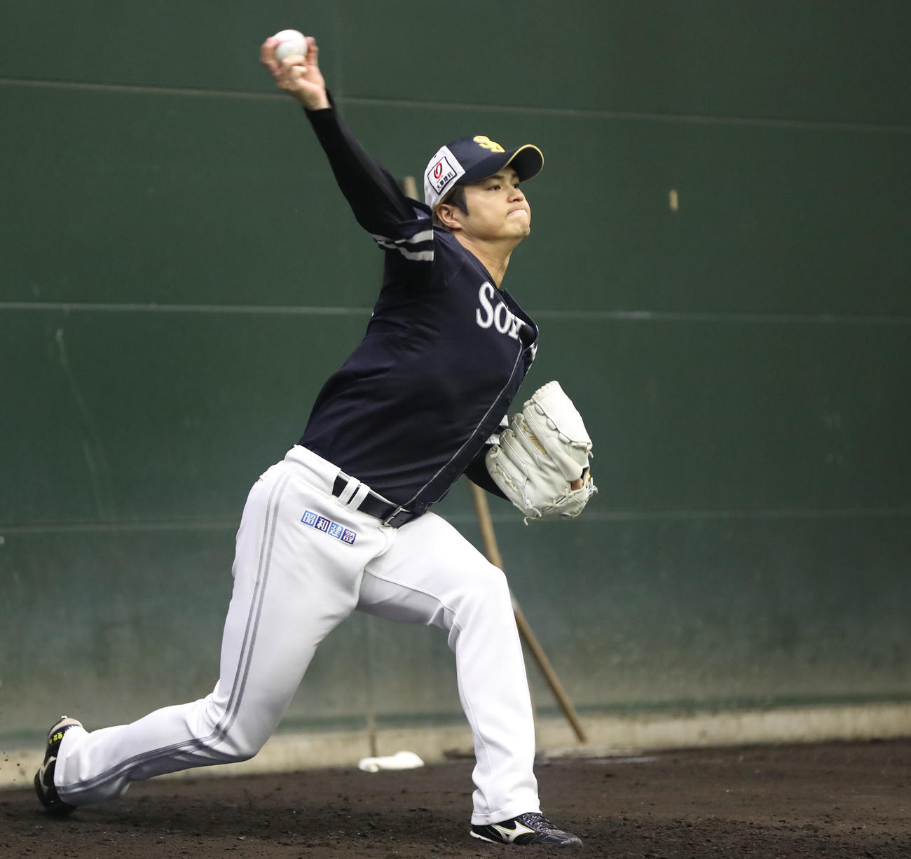 ブルペンで調整する甲斐野（撮影・冨田成美）
