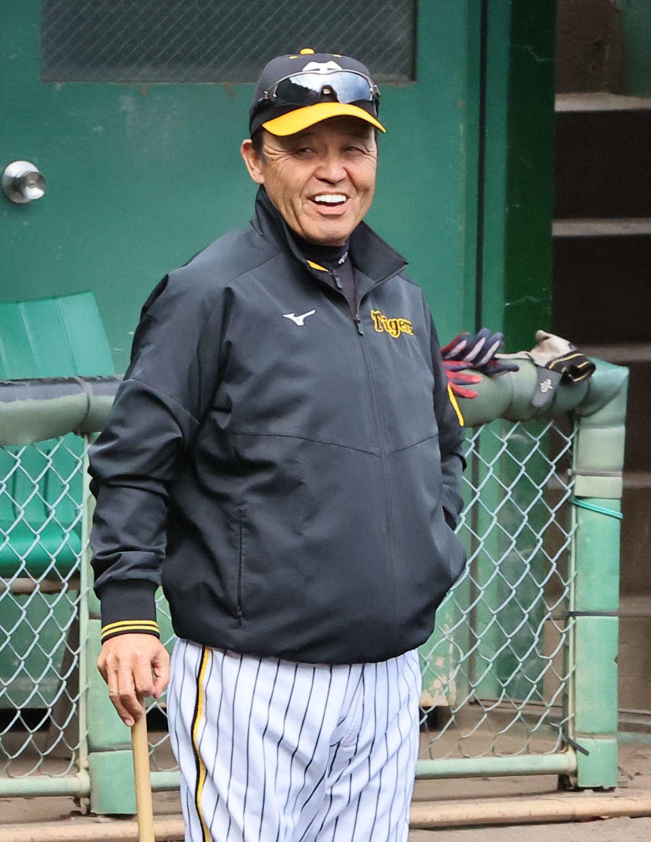 笑顔を見せる岡田監督（撮影・上田博志）