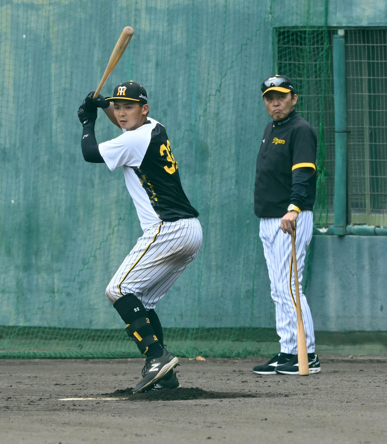 岡田監督（右）が見守る中、ロングティーを行う井上（撮影・前岡正明）