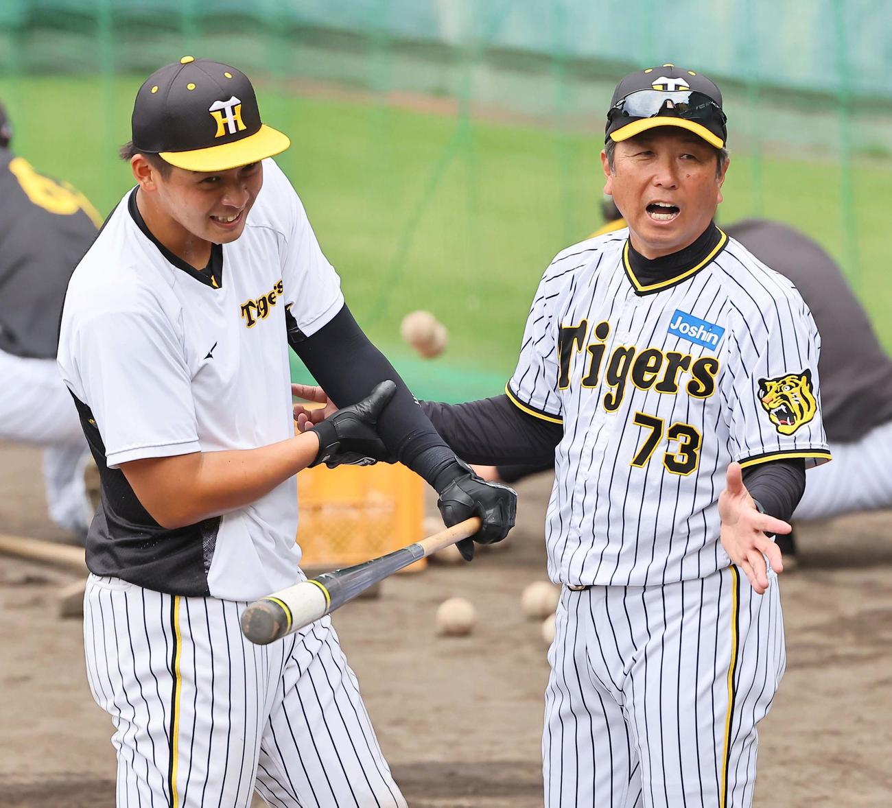 水口コーチ（右）の指導を受けながら打撃練習をする井上（撮影・上田博志）