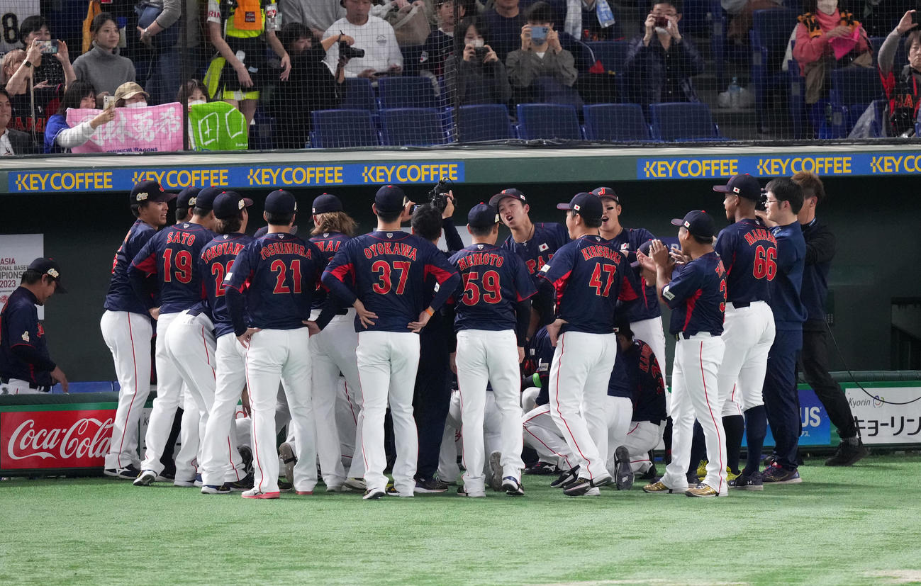 日本対台湾　試合前、円陣を組む日本代表の選手たち（撮影・菅敏）