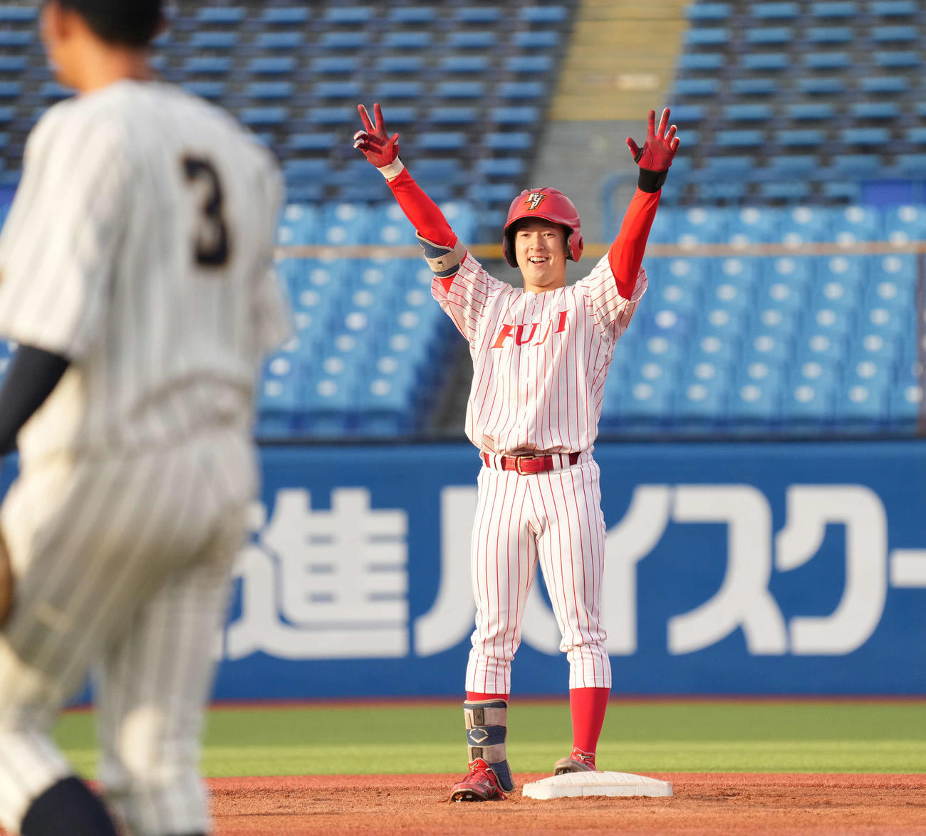 2回、先制左適時二塁打を放った佐藤は手を上げて喜ぶ