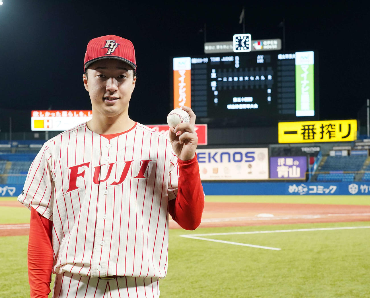 上武大対富士大　完封勝利を収めウイニングボールを手に笑顔を見せる富士大・佐藤（撮影・小沢裕）