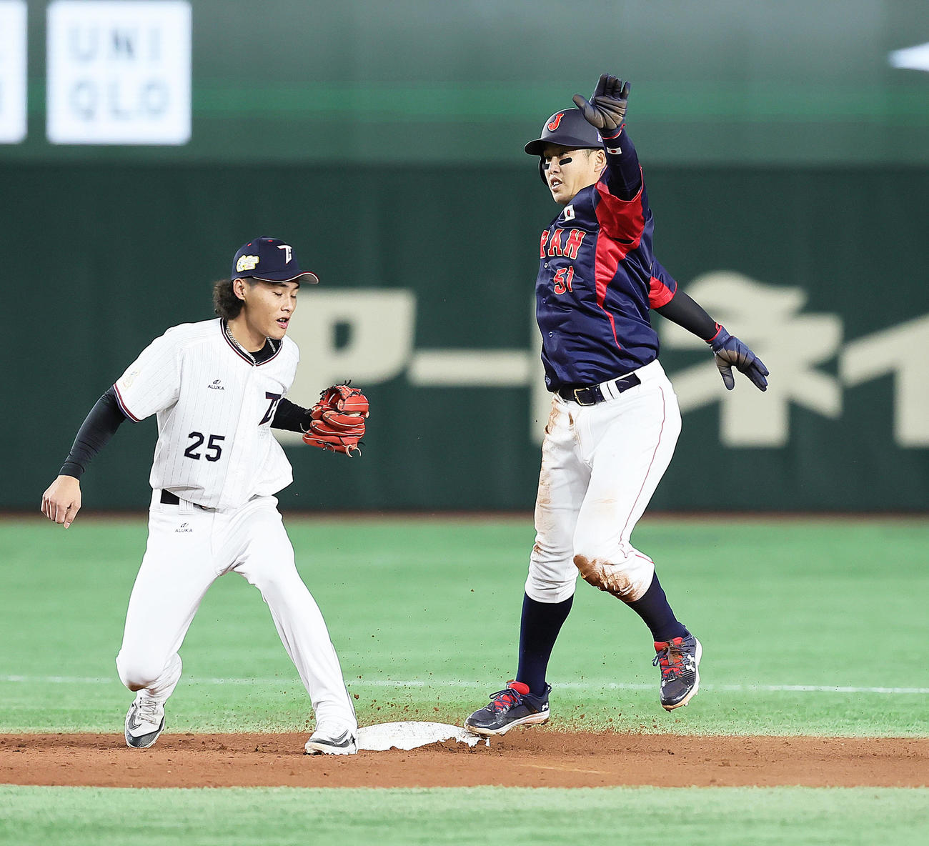 日本対台湾　7回表日本無死一塁、二塁盗塁に失敗する小園（右）（撮影・足立雅史）