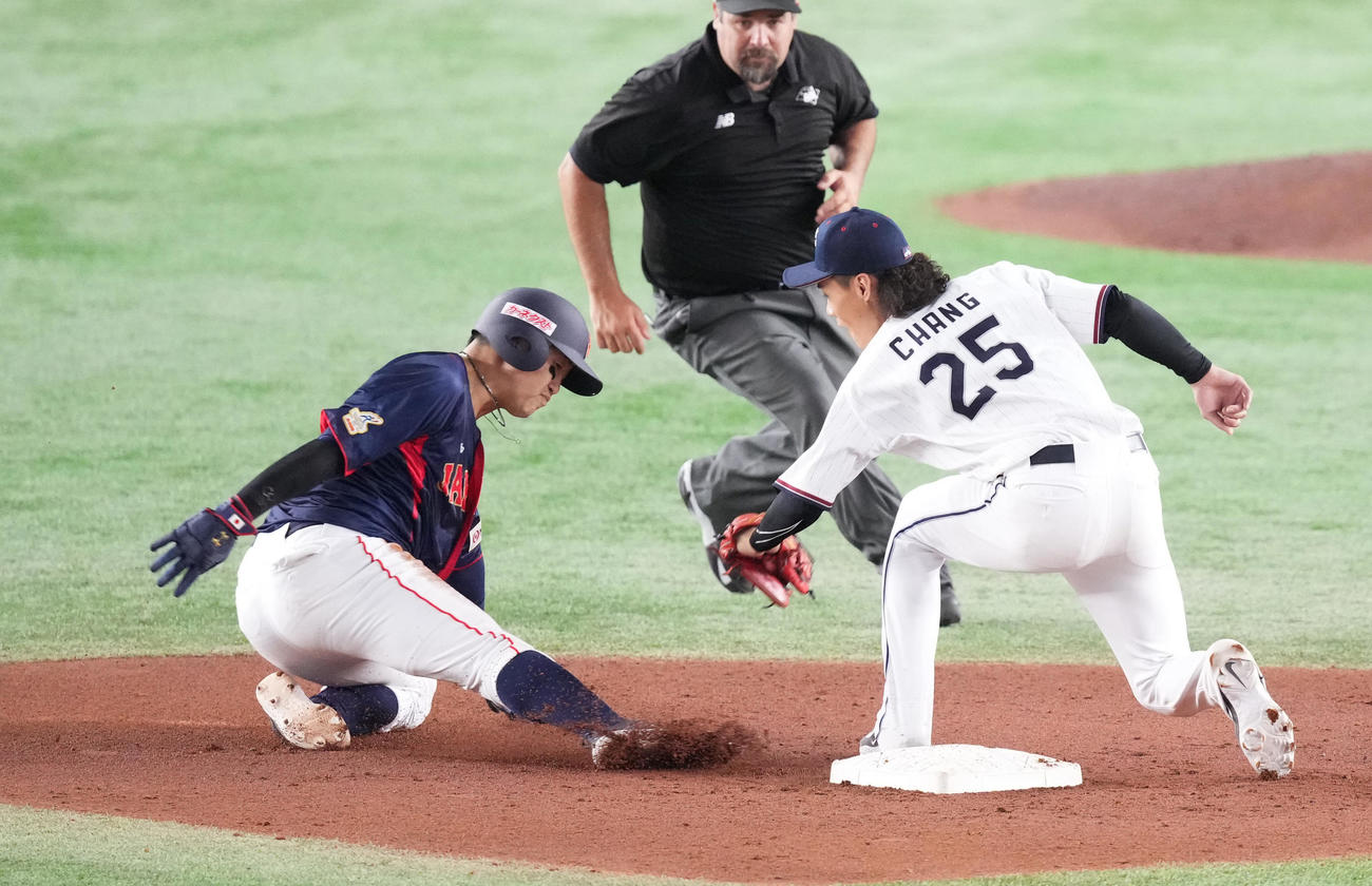 日本対台湾　7回表日本無死、二塁盗塁を狙うもアウトとなる一塁走者小園（左）（撮影・菅敏）