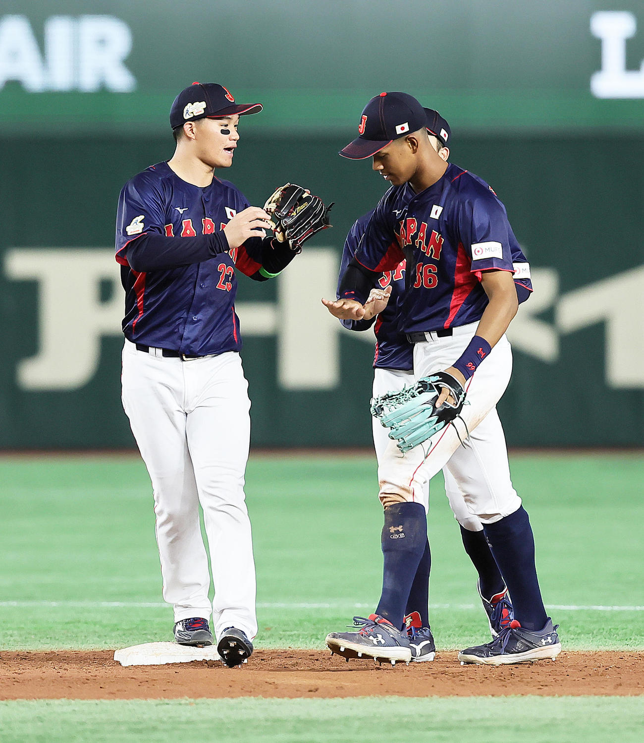 日本対台湾　勝利しタッチを交わす森下（左）と万波（撮影・足立雅史）