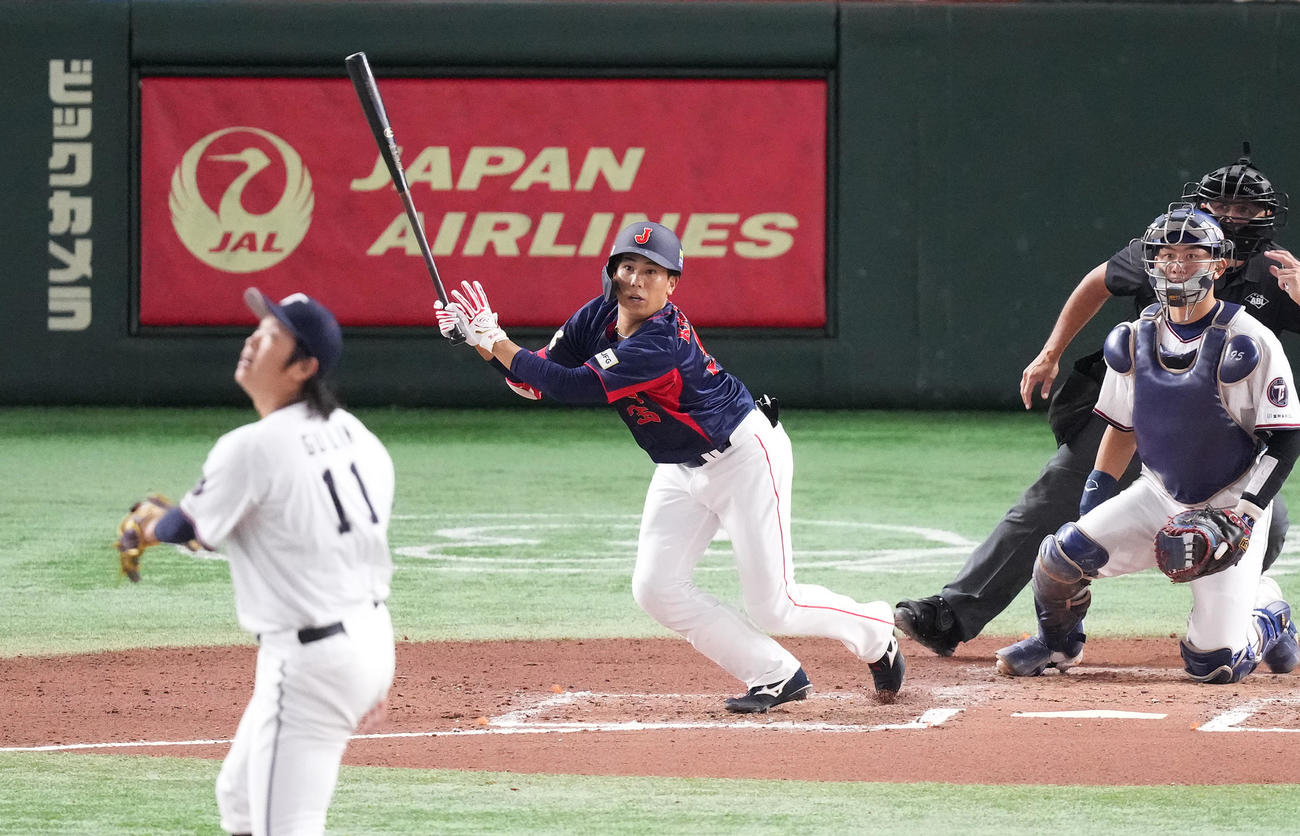 日本対台湾　6回表日本1死、右中間へ二塁打を放つ門脇。投手古林（撮影・菅敏）