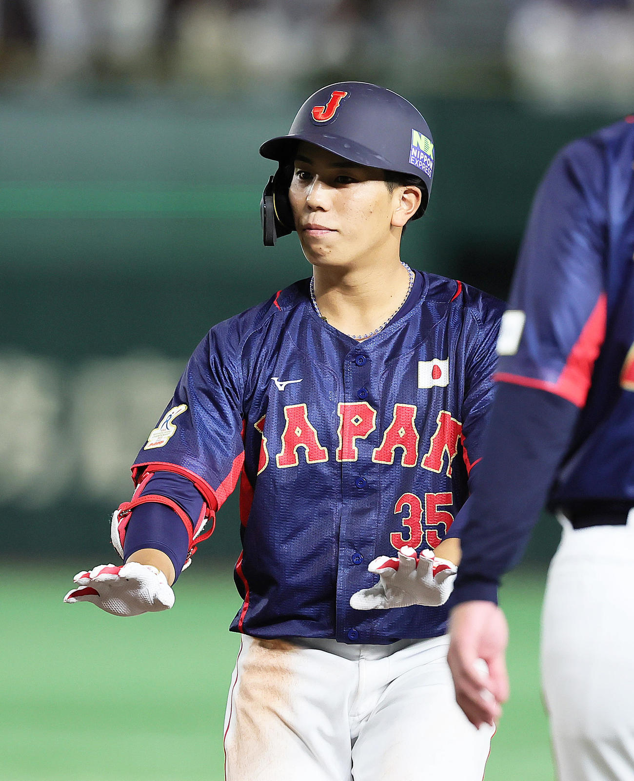 日本対台湾　9回表日本2死一、二塁、門脇は右前適時打を放ちベンチにポーズ（撮影・足立雅史）