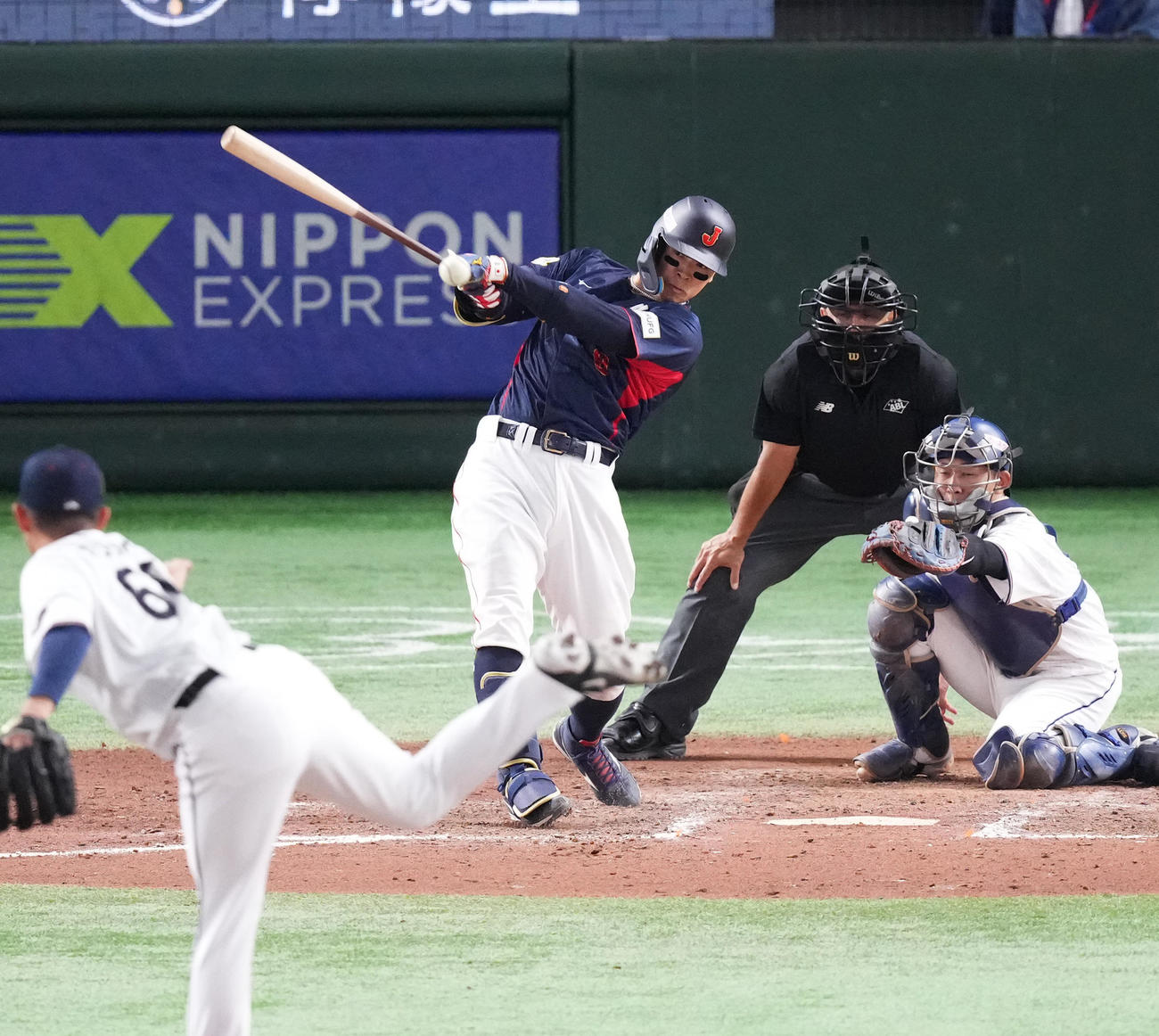 日本対台湾　9回表日本1死一、二塁、中前打を放つ佐藤輝（撮影・菅敏）