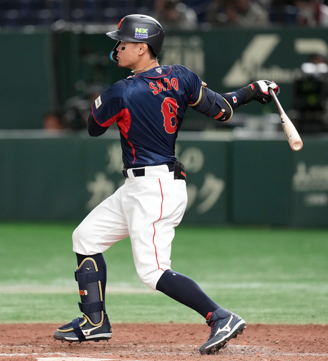 日本対台湾　9回表日本1死一、二塁、中前に安打を放つ佐藤輝（撮影・たえ見朱実）