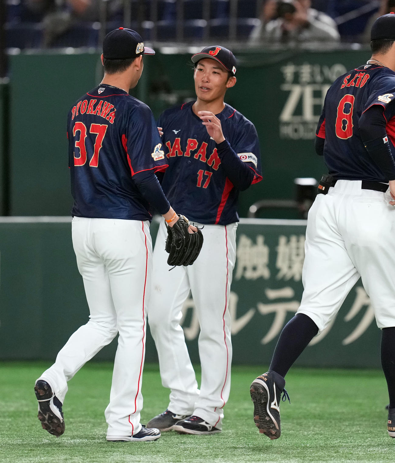 日本対台湾　5回を無失点に抑えたを及川を迎える赤星（撮影・たえ見朱実）