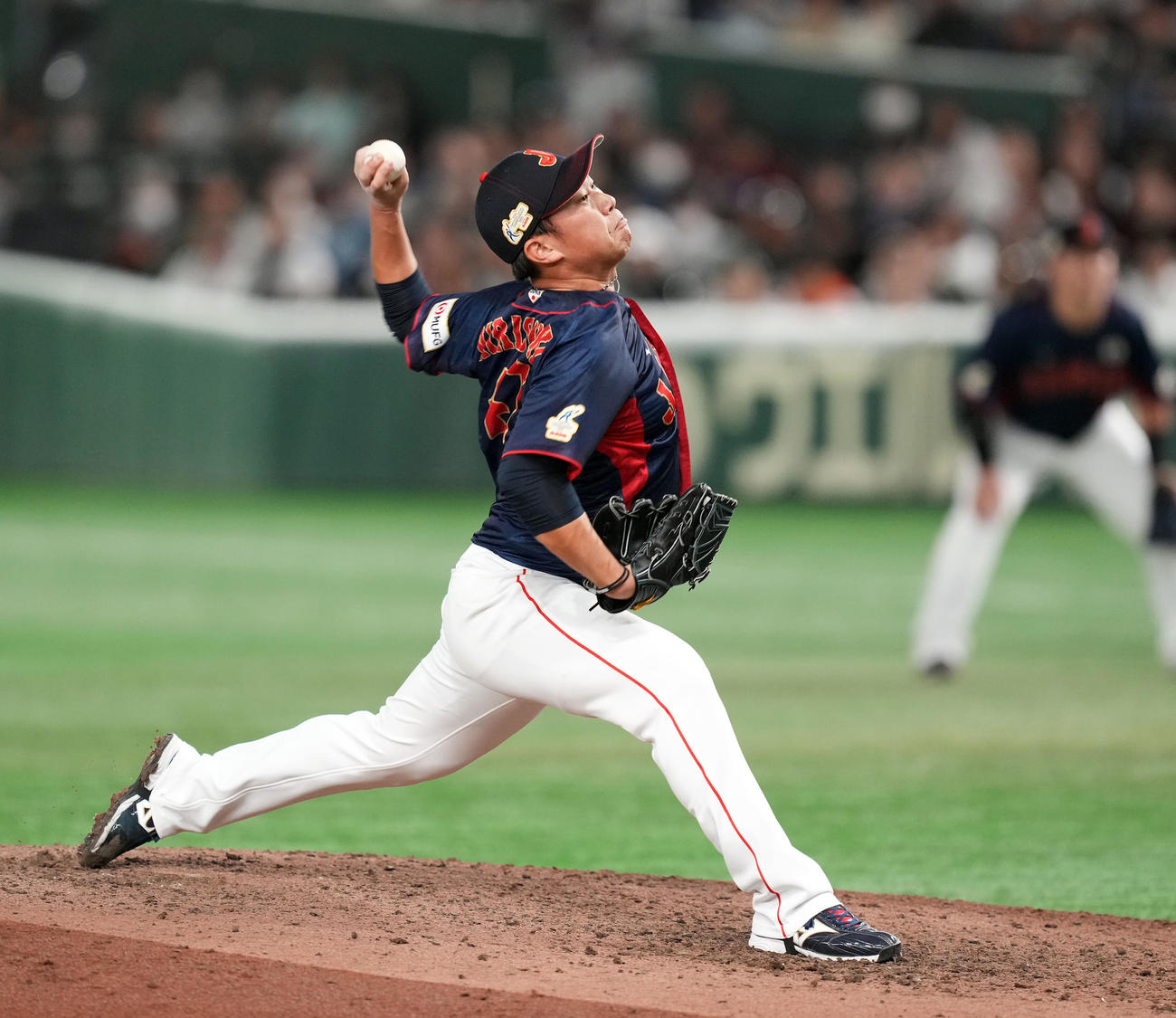 日本対台湾　日本4番手で登板する桐敷（撮影・たえ見朱実）