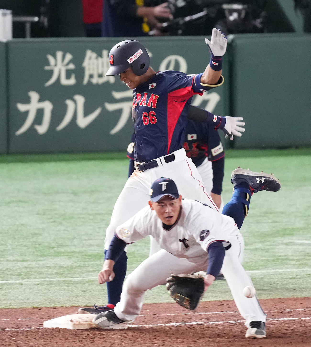 日本対台湾　9回表日本1死満塁、遊ゴロを打った万波は全力疾走で併殺を免れる（撮影・菅敏）