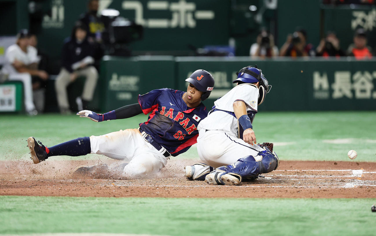 日本対台湾　9回表日本2死一、二塁、門脇の右前適時打で生還した万波（左）（撮影・足立雅史）