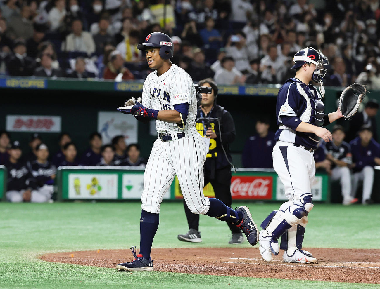 日本対韓国　4回裏日本無死、万波は中越え本塁打を放ち笑顔を見せる（撮影・足立雅史）