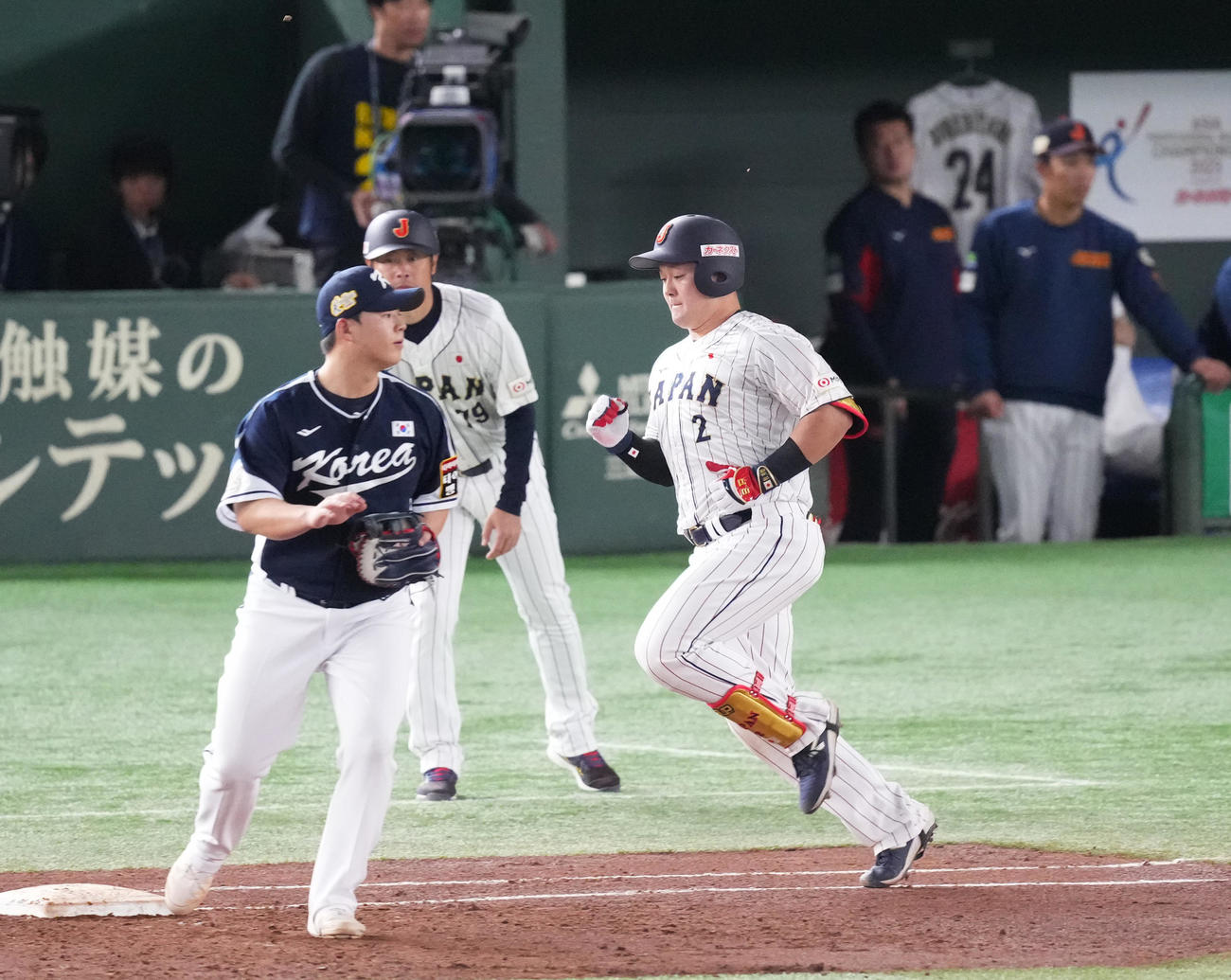 日本対韓国　3回裏日本無死満塁、チャンスの場面で併殺打に倒れる牧（撮影・菅敏）