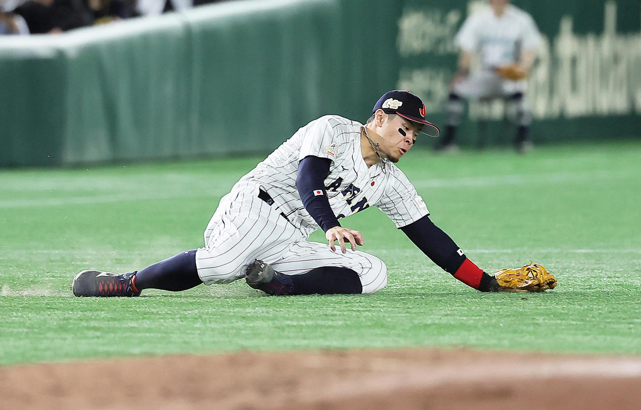 日本対韓国　6回表韓国1死一塁、尹橦熙の打球に軽快な守備を見せ三ゴロとする佐藤輝（撮影・足立雅史）
