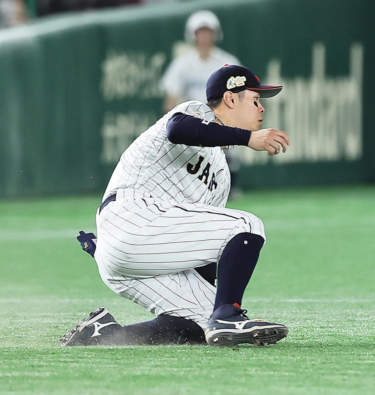 日本対韓国　6回表韓国1死一塁、尹橦熙の打球に軽快な守備を見せ三ゴロとする佐藤輝（撮影・足立雅史）