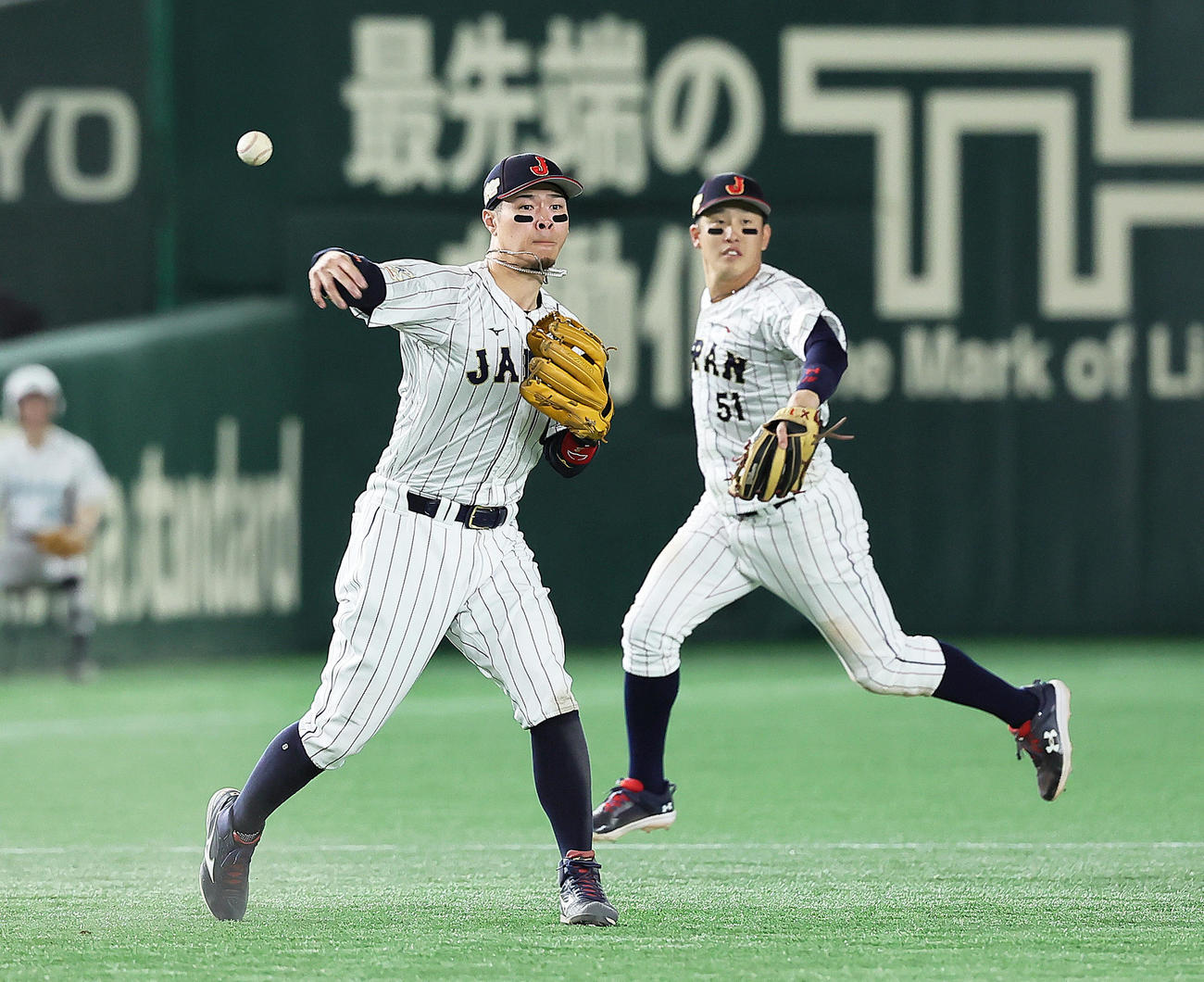 日本対韓国　6回表韓国1死一塁、尹橦熙の打球に軽快な守備を見せ三ゴロとする佐藤輝（左）。右は遊撃手小園（撮影・足立雅史）