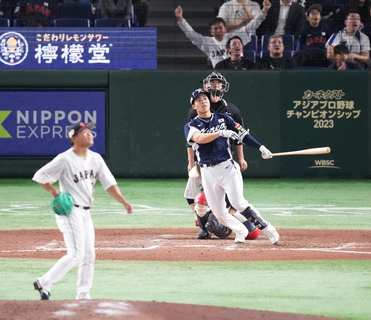 日本対韓国　9回表韓国2死、左越えにソロ本塁打を放つ代打・金揮執。投手田口（撮影・菅敏）