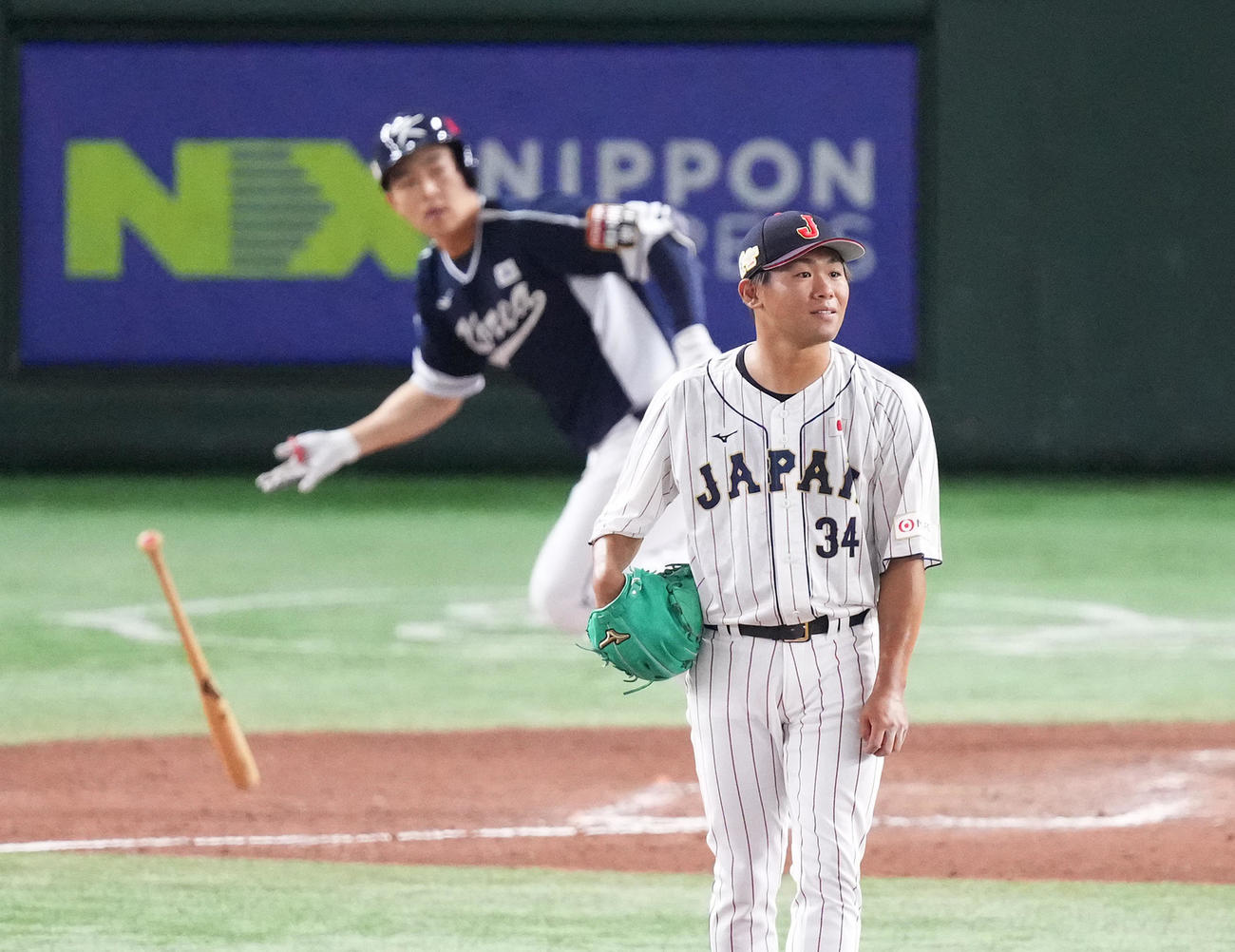 日本対韓国　9回表韓国2死、代打金揮執（奥）にソロ本塁打を打たれる田口（撮影・菅敏）