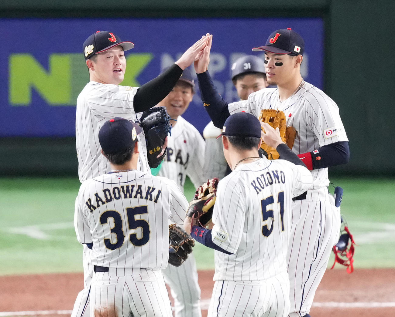 韓国に勝利し、喜ぶ日本ナイン（撮影・菅敏）